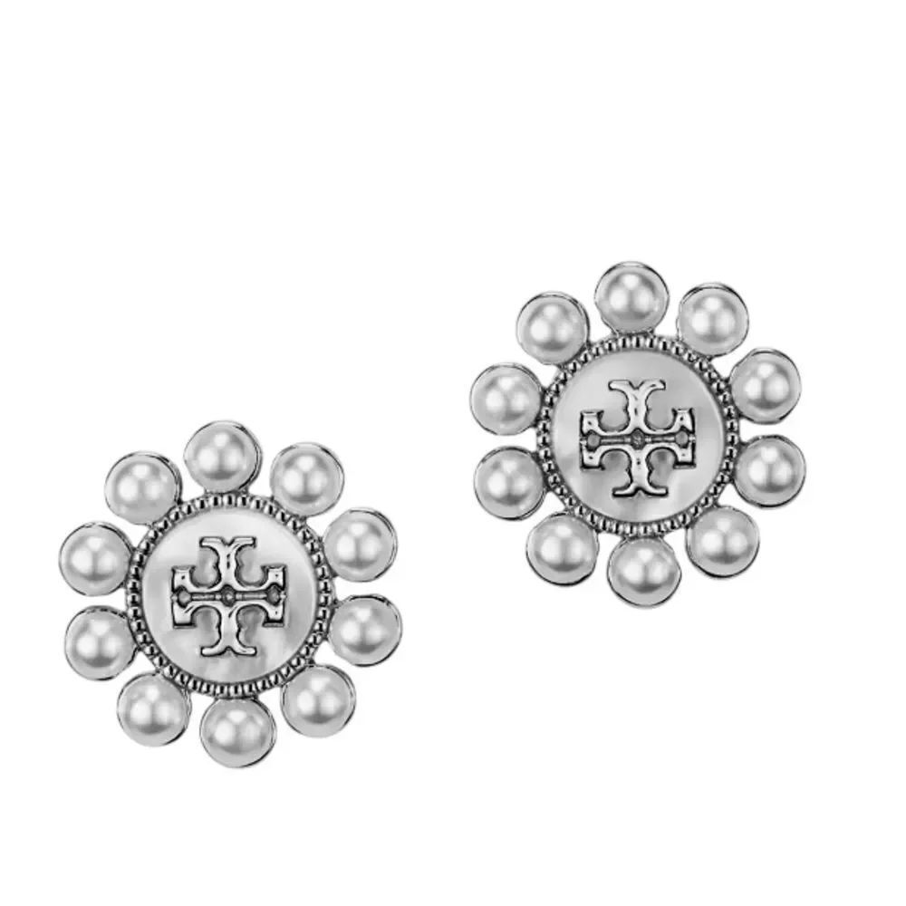 TORY BURCH KIRA STUD DOUBLE T ENCIRCLED BY MOTHER OF PEARL.